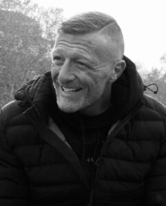 Simone Carabella: La voce di chi non ha voce. Perché il suo coraggio spaventa il sistema?